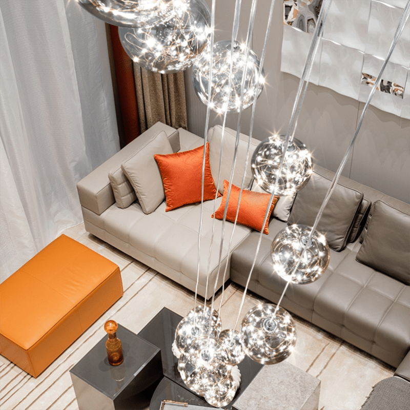 Lustr AstraLumen se skleněnými koulemi a schodišťovým designem s elegantní siluetou