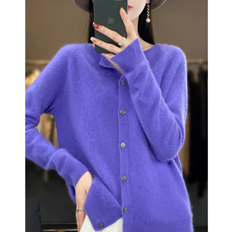Lyra cardigan i merinoull — klassisk stil med knappdetaljer - Desfino