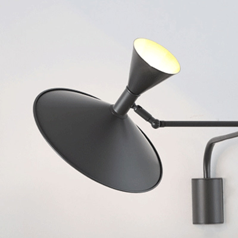 NovaSwing væglampe med svingarm og stik — sort industriel LED - Desfino