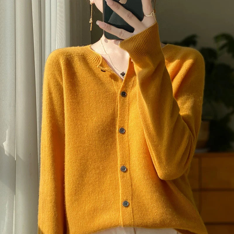 Lyra cardigan i merinoull — klassisk stil med knappdetaljer - Desfino