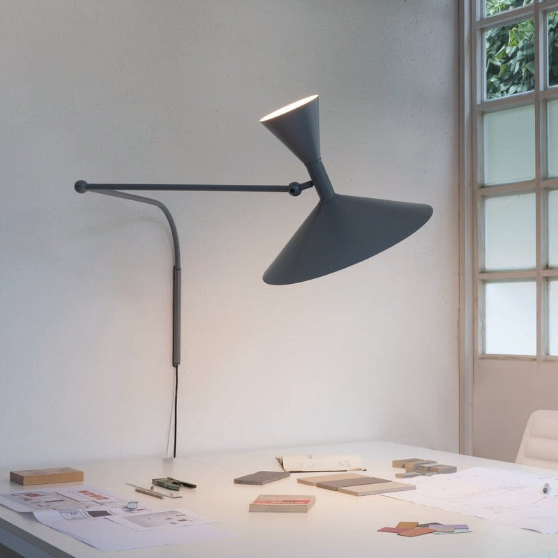 NovaSwing væglampe med svingarm og stik — sort industriel LED - Desfino