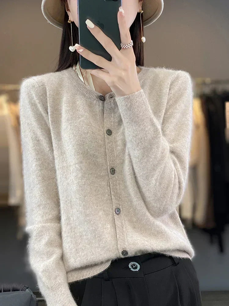 Aurea let cardigan i 100 % kashmir med rund hals og ensfarvet design - Desfino