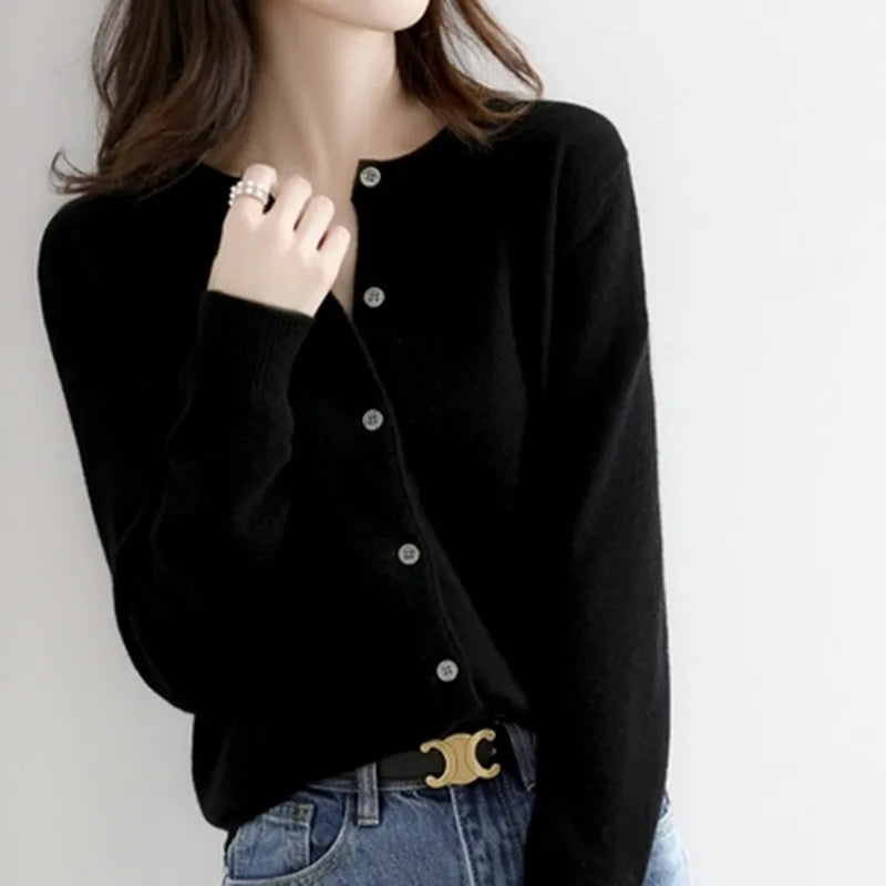 Cardigan in cashmere Lyria — Morbida maglia a girocollo, stile monopetto - Desfino