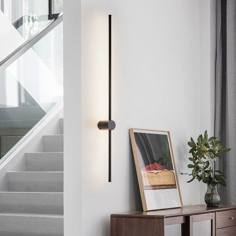 Aplica de perete minimalistă AureaNova — lumină LED modernă, aurie/neagră - Desfino