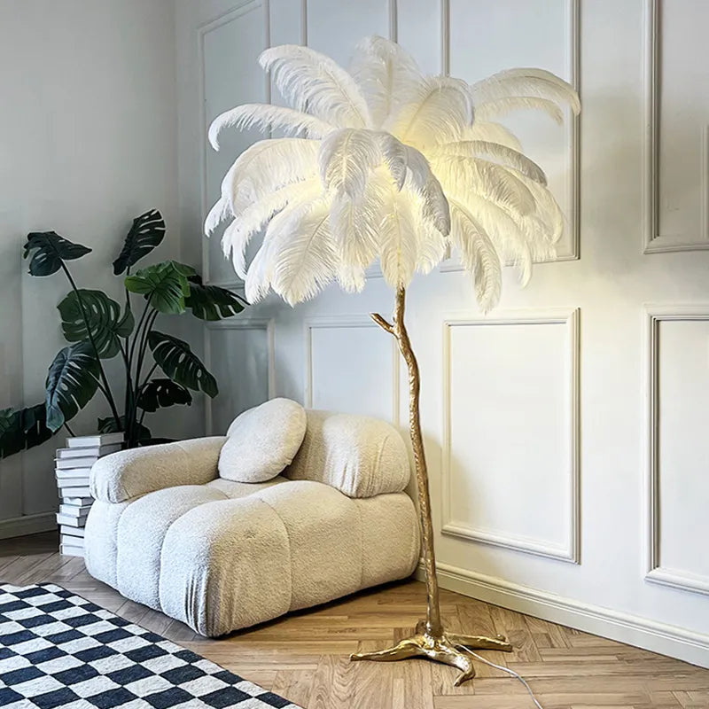 Podłogowa lampa z piór strusia Ostrictch — 5 żarówek LED, mosiężne wykończenie - Desfino