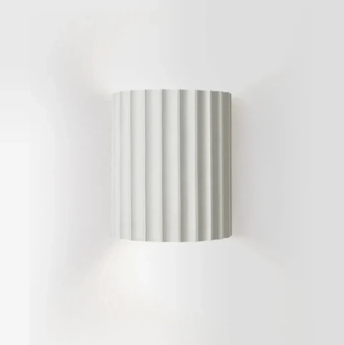 Aventa vägglampa i resin — modernt dubbelsidigt sken - Desfino
