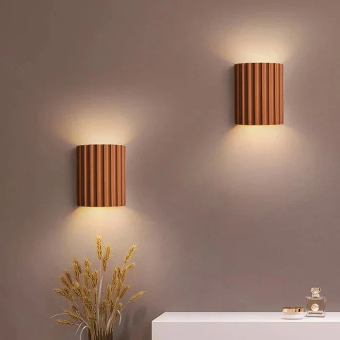 Aventa vägglampa i resin — modernt dubbelsidigt sken - Desfino