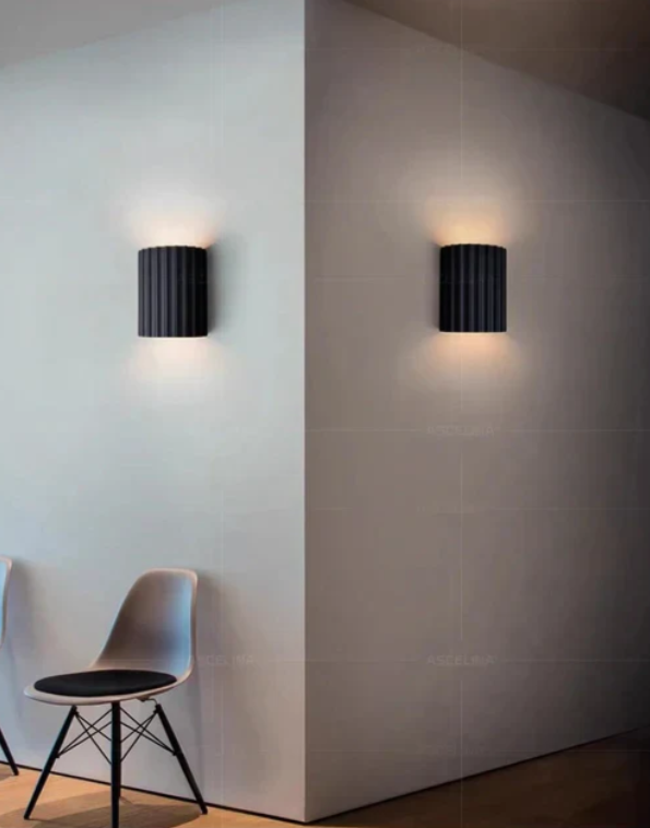Aventa vägglampa i resin — modernt dubbelsidigt sken - Desfino