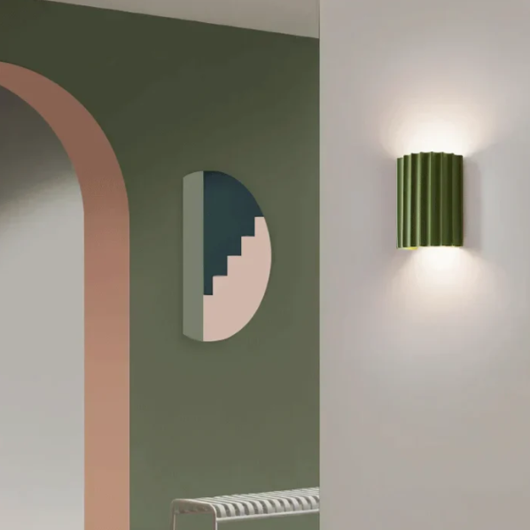Aventa vägglampa i resin — modernt dubbelsidigt sken - Desfino