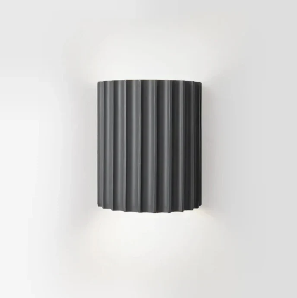 Aventa vägglampa i resin — modernt dubbelsidigt sken - Desfino