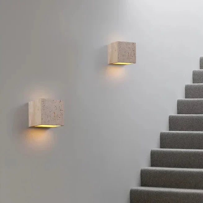 Aplica de perete LED LumaStone din travertin galben — Perforată - Desfino