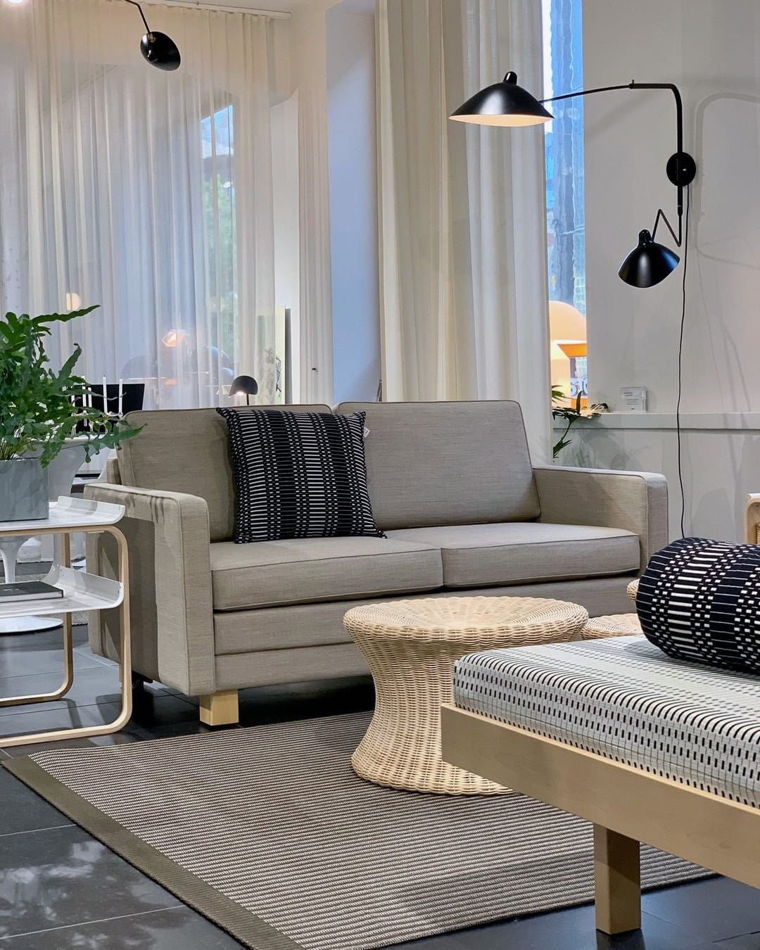 Zweiarmige Plug-in-Wandleuchte für das Schlafzimmer | Desfino