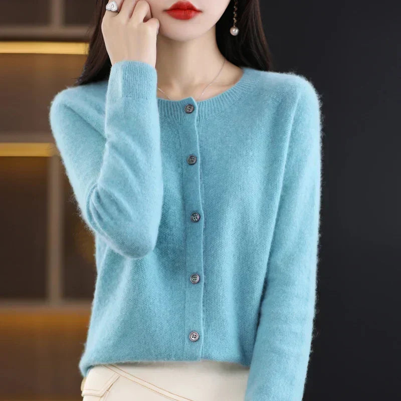Lyra cardigan i merinoull — klassisk stil med knappdetaljer - Desfino