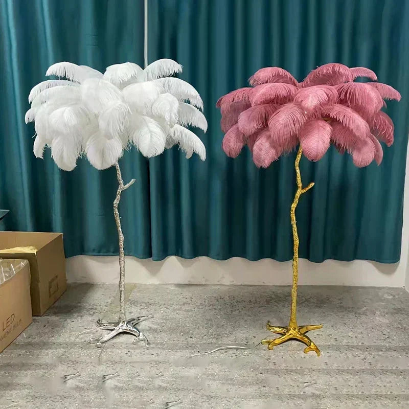 Podłogowa lampa z piór strusia Ostrictch — 5 żarówek LED, mosiężne wykończenie - Desfino