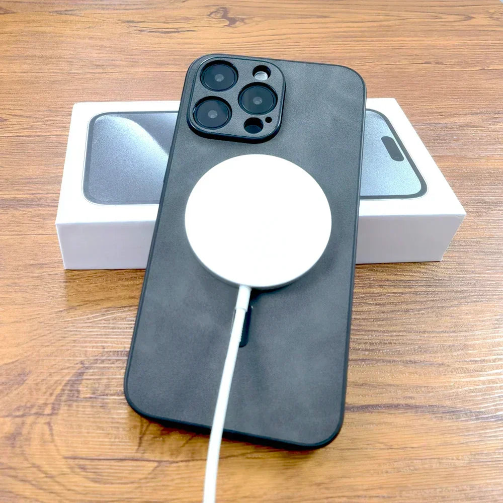 Etui Cedar Vale na iPhone'a — emblemat jelenia, kompatybilne z MagSafe - Desfino