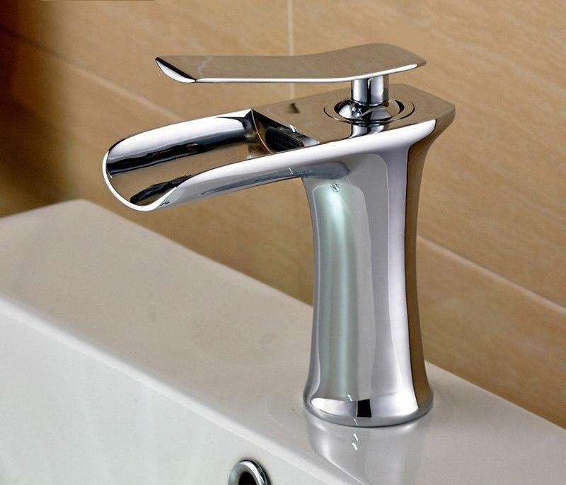 Grifo de latón con acabado cromado — Tipo cascada, dos tubos y un mando - Desfino
