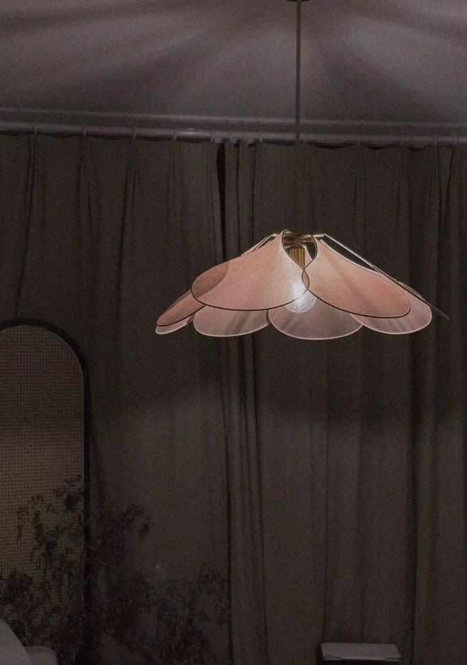 Elegancka lampa wisząca z płatkami kwiatów — ciepłe, nastrojowe światło - Desfino