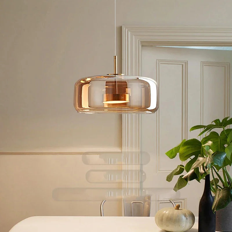 Elegante SleekChic-Kronleuchter mit Milchglas-Kuppel — Moderne Beleuchtung - Desfino