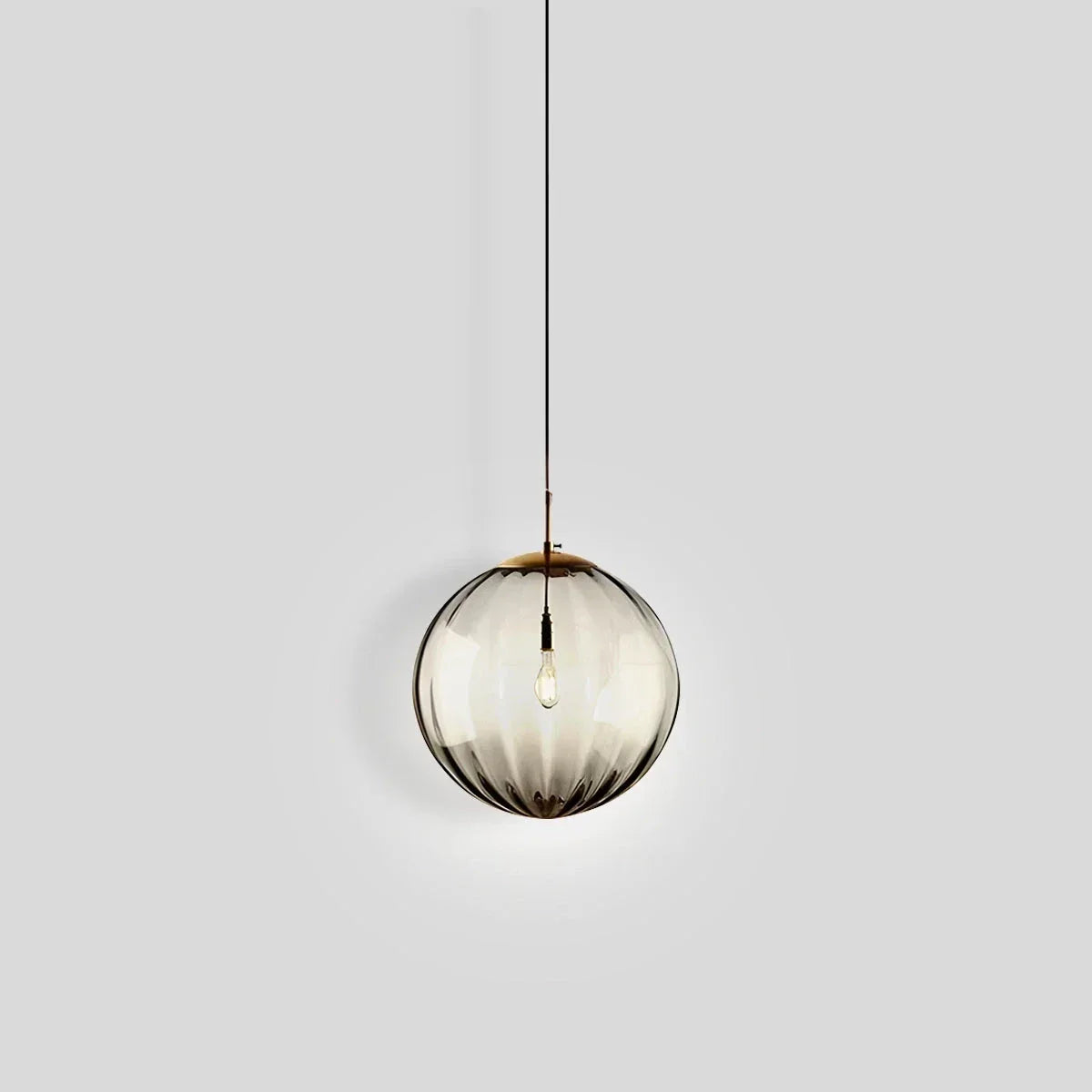 Moderne Pendelleuchte mit Glaskugel und Wasserstruktur im nordischen Stil | Desfino