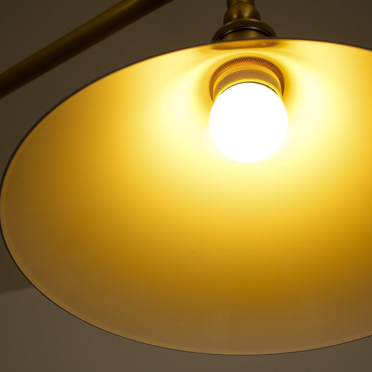 Candeeiro suspenso de vidro vintage AstraVex — Abat-jour branco, design de duas lâmpadas - Desfino