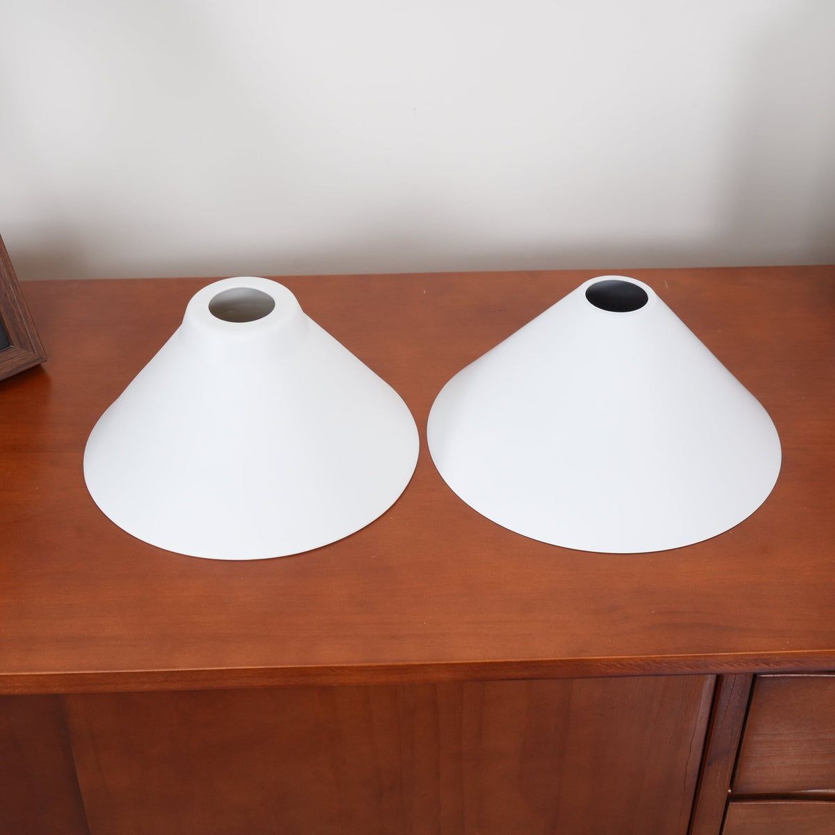 Candeeiro suspenso de vidro vintage AstraVex — Abat-jour branco, design de duas lâmpadas - Desfino