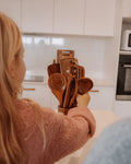 Ensemble cadeau premium d’ustensiles de cuisine en teck — 2 ensembles, supports - Desfino
