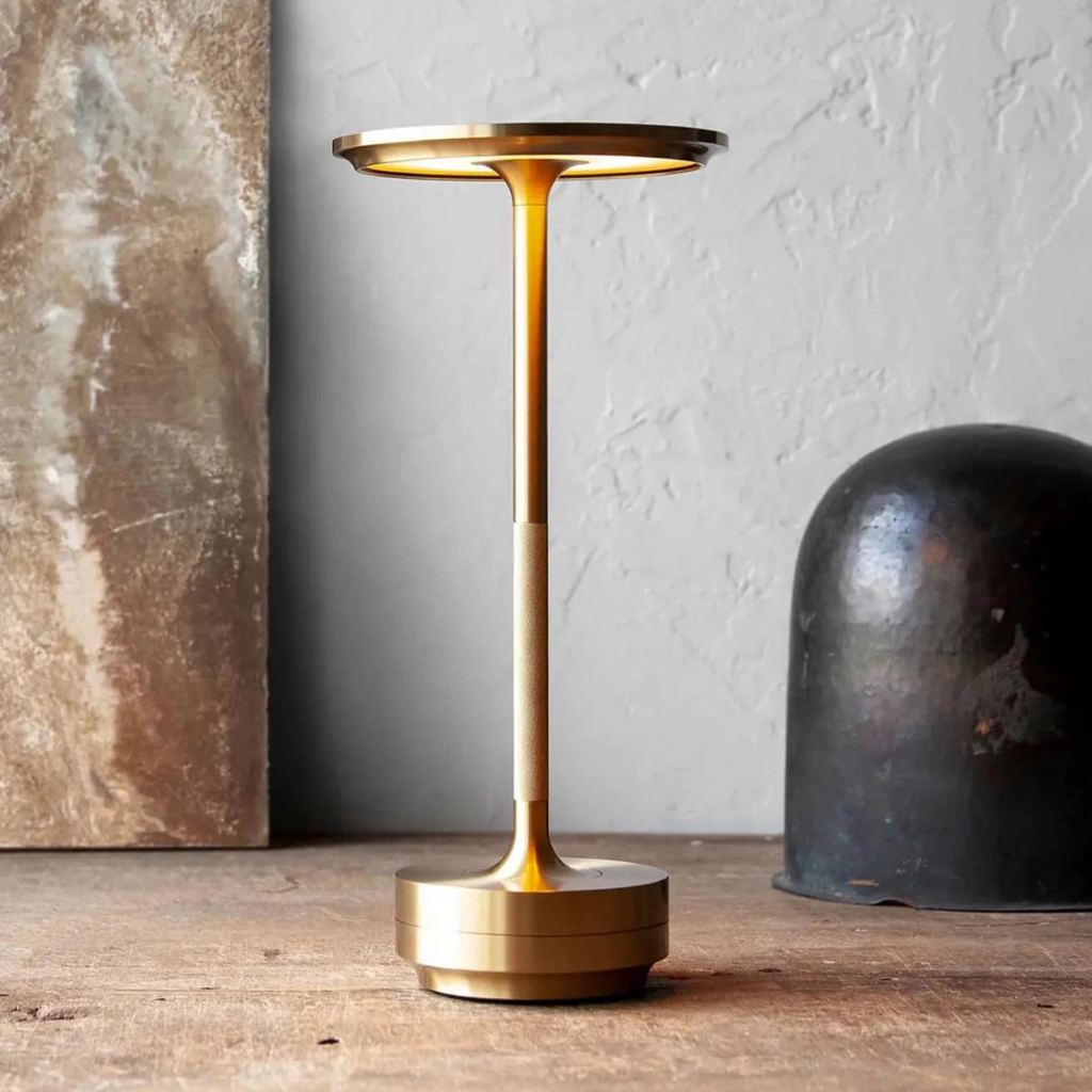 Lámpara de mesa LED recargable e inalámbrica — Regulador táctil, metal moderno - Desfino