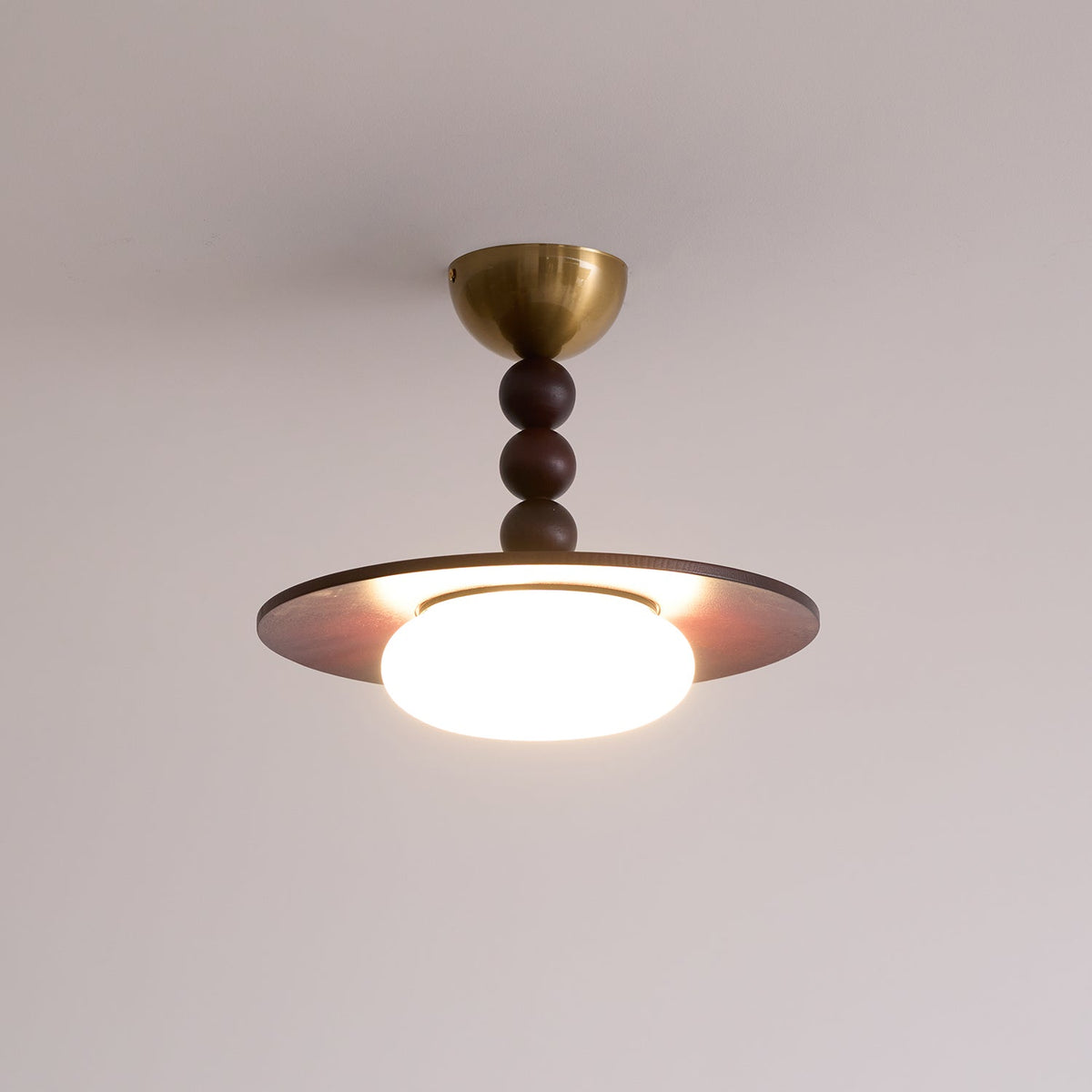 Liora vit taklampa i alabaster - skärm i valnötsträ - Desfino
