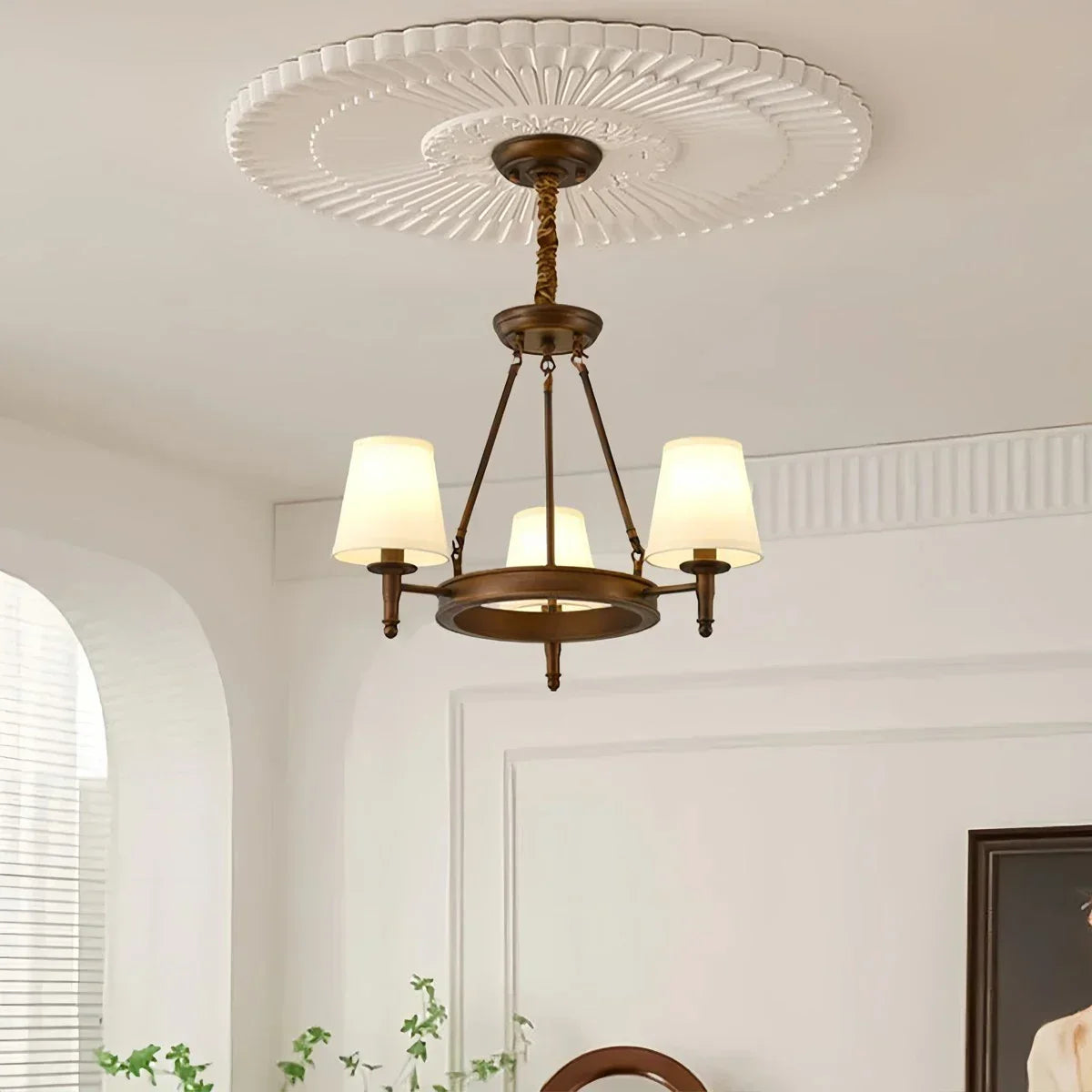 Vintage-Kronleuchter aus Metall und Stoff mit ringförmigem Design | Desfino