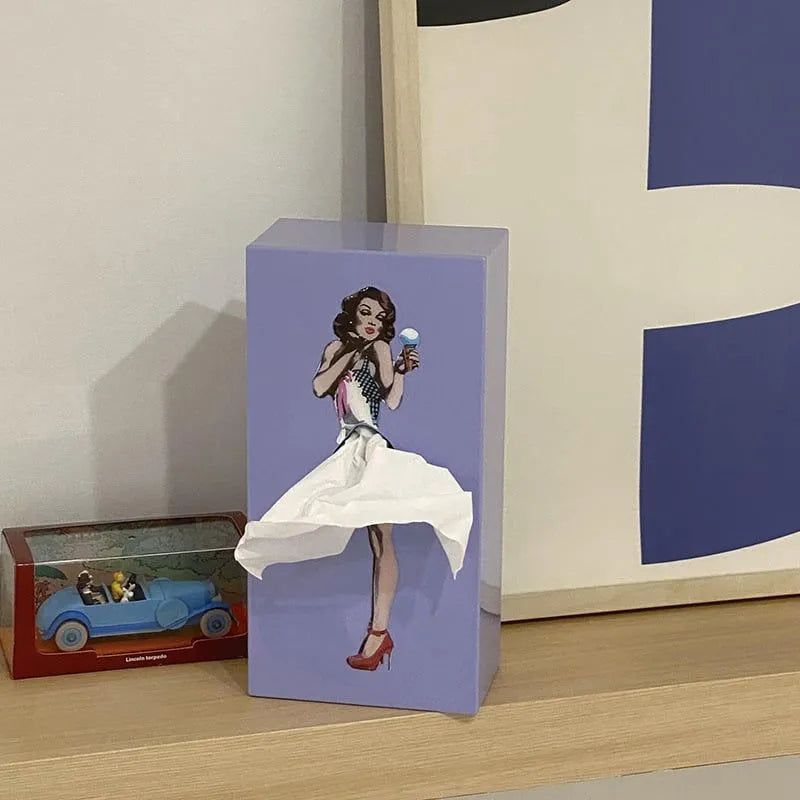 Vintage 1950-es évekbeli pin-up fa papírzsebkendő-tartó — átöltözőruhás grafika - Desfino