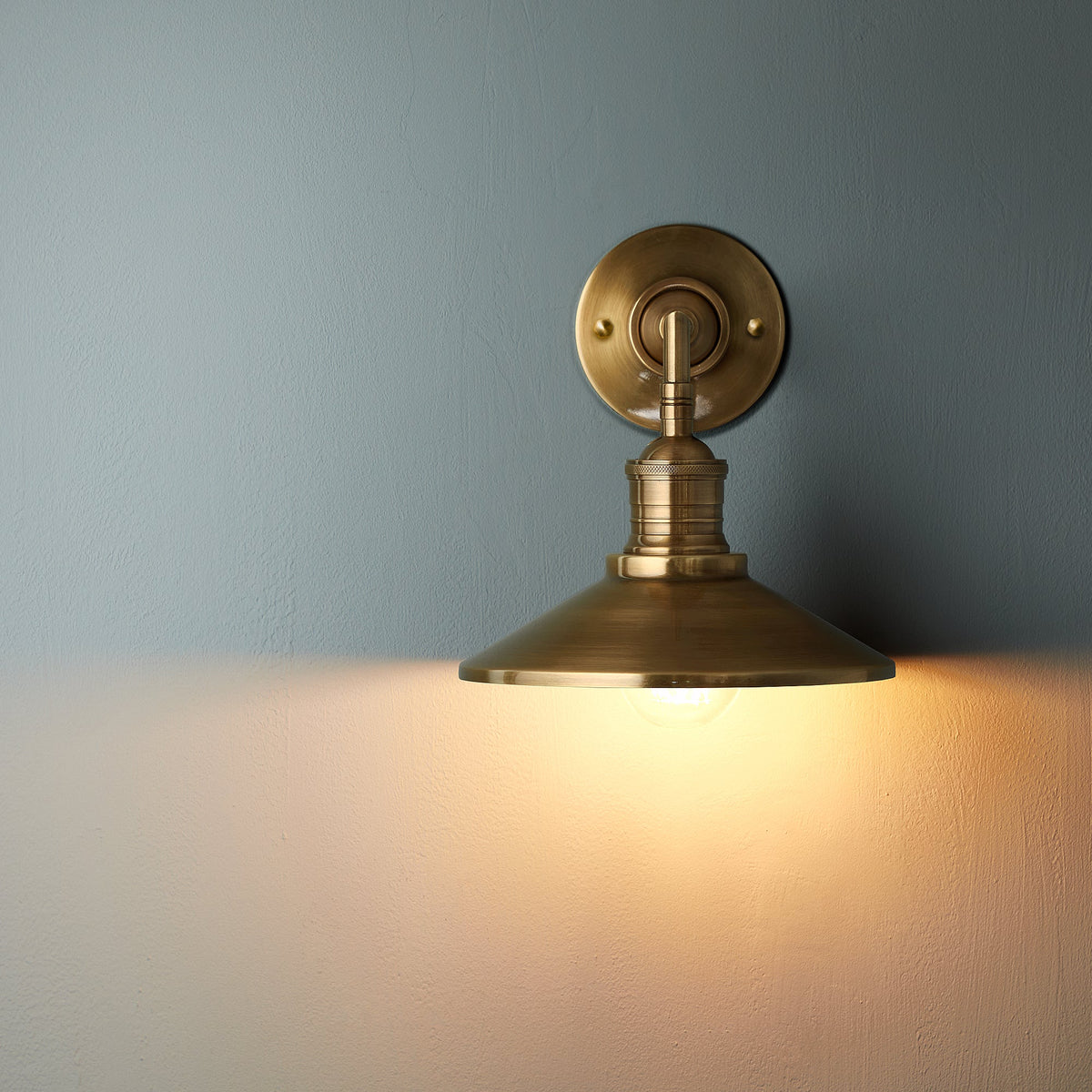 Lyra falikar antikolt sárgaréz kivitelben — kúpos búra, látható izzó - Desfino