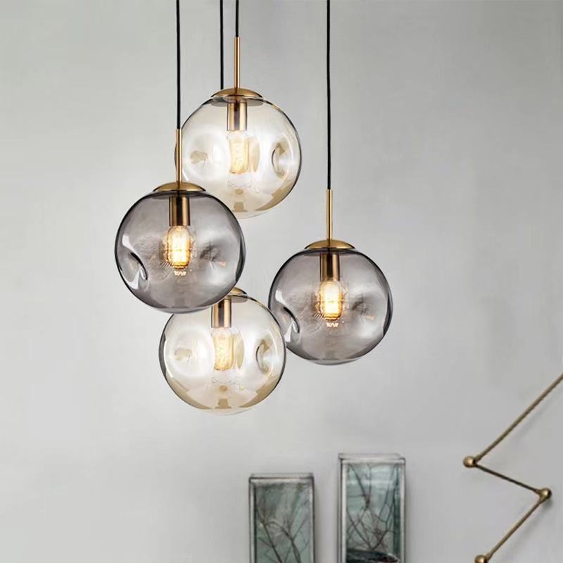 Závěsné svítidlo Aurelle se zlatou skleněnou koulí — moderní design - Desfino