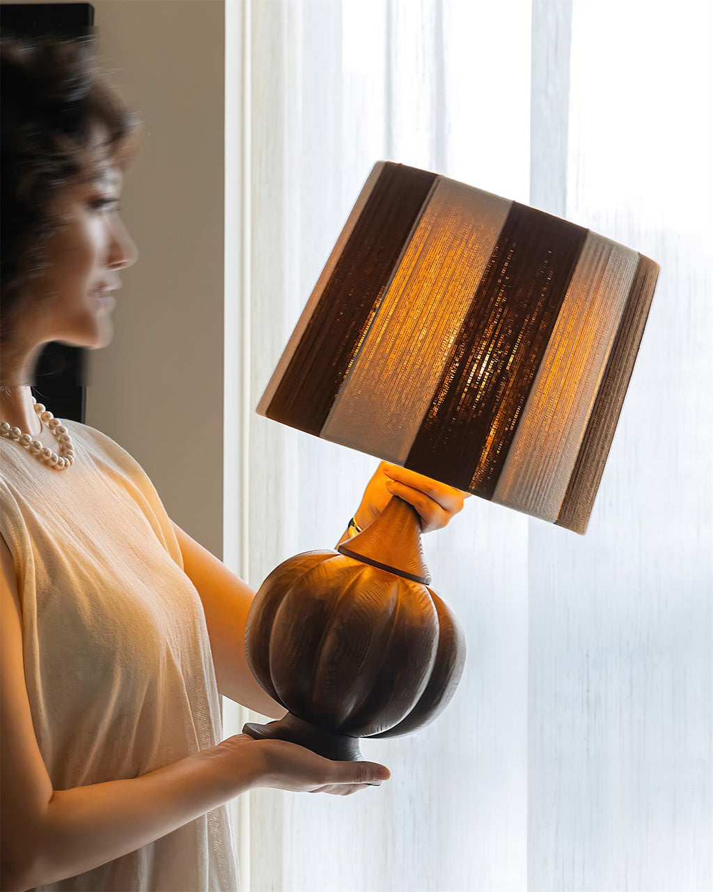 Harmonische, kräftig gestreifte Tischlampe