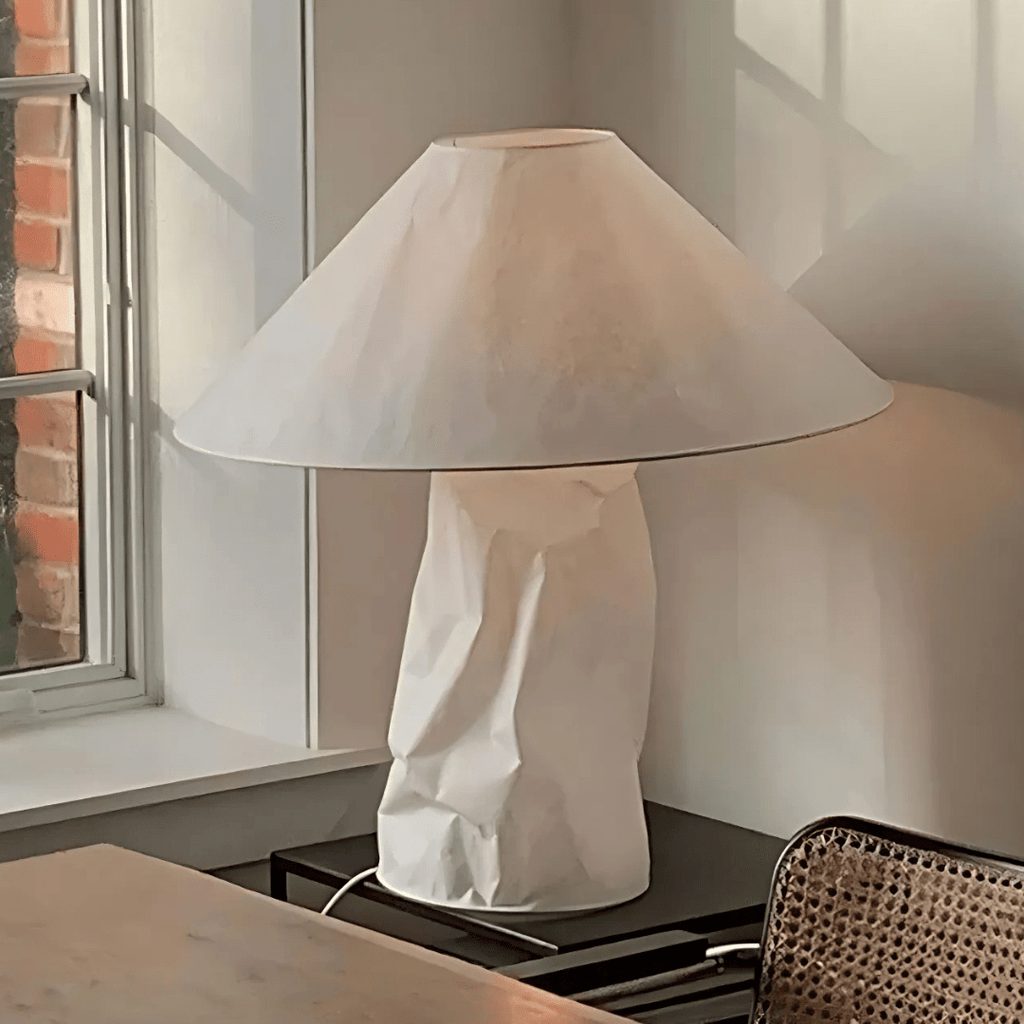 Lampada da tavolo Kairo — Struttura in metallo, paralume in carta, lampada E27 a luce singola - Desfino