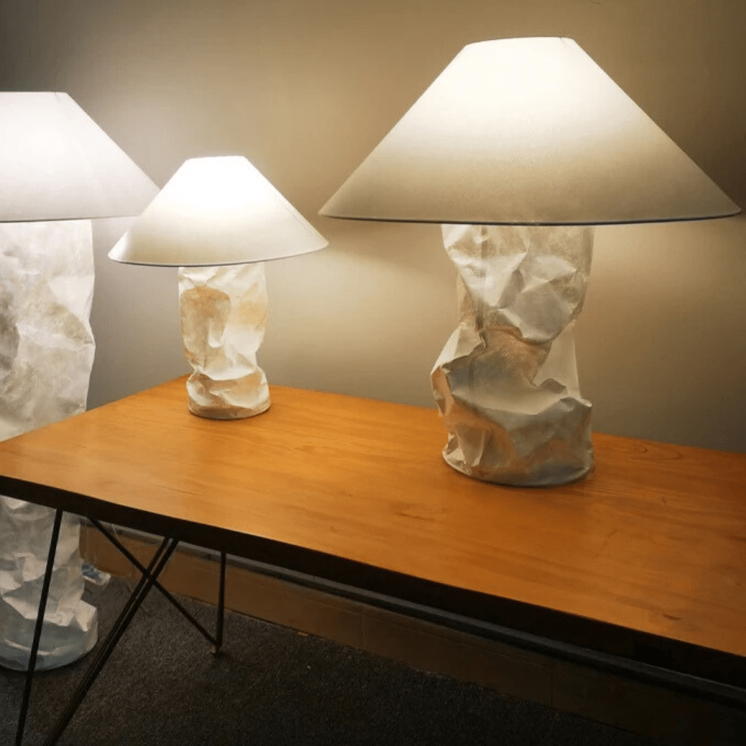 Lampada da tavolo Kairo — Struttura in metallo, paralume in carta, lampada E27 a luce singola - Desfino
