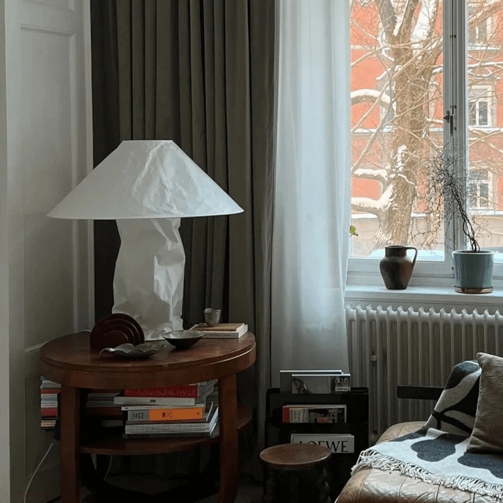 Lampada da tavolo Kairo — Struttura in metallo, paralume in carta, lampada E27 a luce singola - Desfino