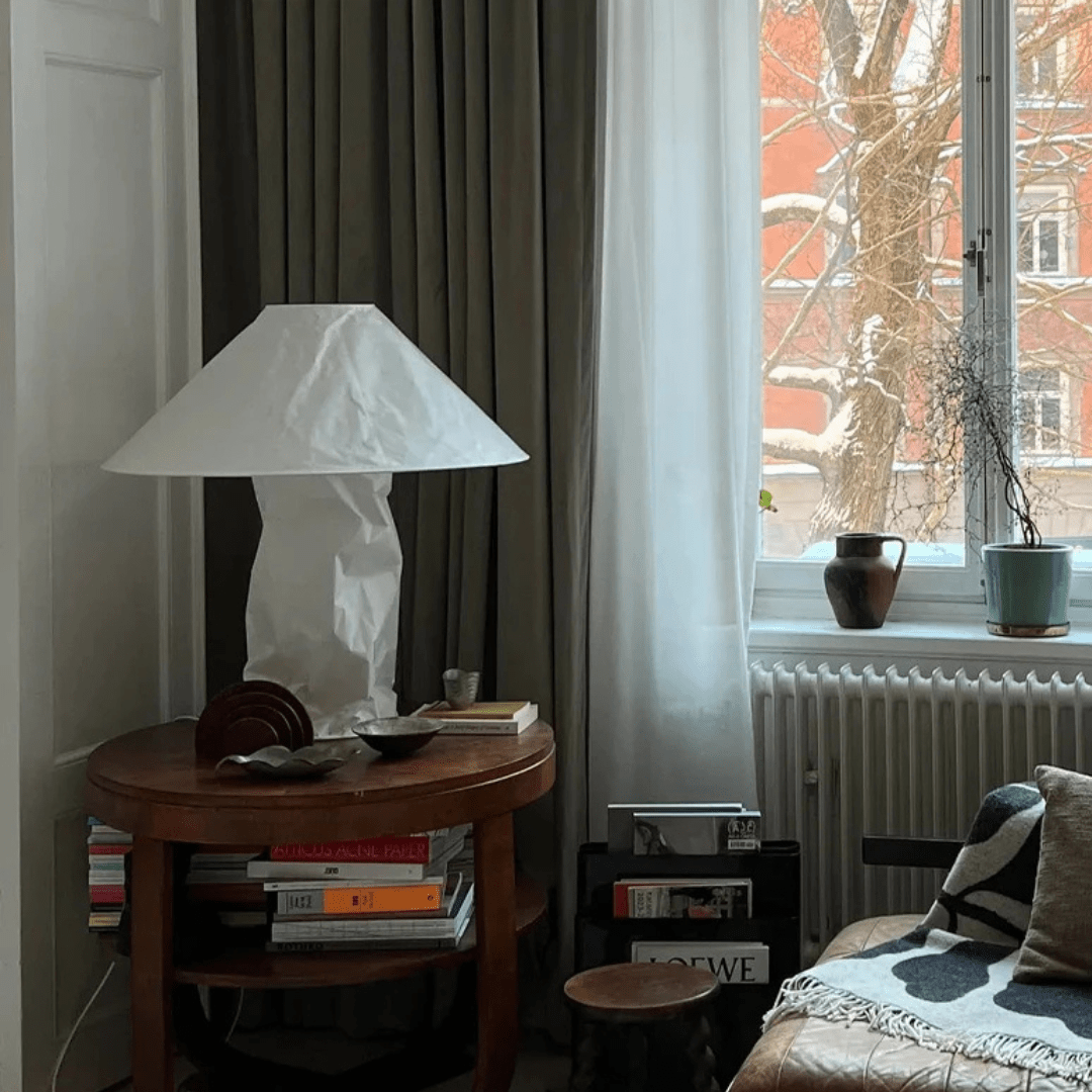 Lampada da tavolo Kairo — Struttura in metallo, paralume in carta, lampada E27 a luce singola - Desfino