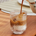 Γυάλινο ποτήρι Aurora Latte — Κούπα περιορισμένης έκδοσης για παγωμένο καφέ, με ανάγλυφο κυματιστό σχέδιο - Desfino