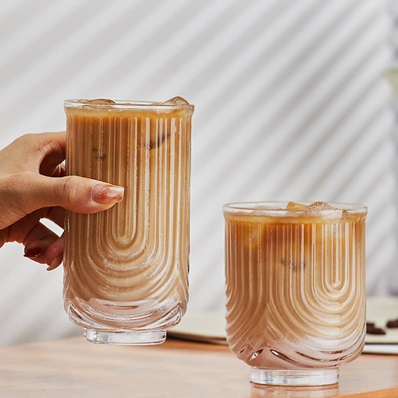 Γυάλινο ποτήρι Aurora Latte — Κούπα περιορισμένης έκδοσης για παγωμένο καφέ, με ανάγλυφο κυματιστό σχέδιο - Desfino