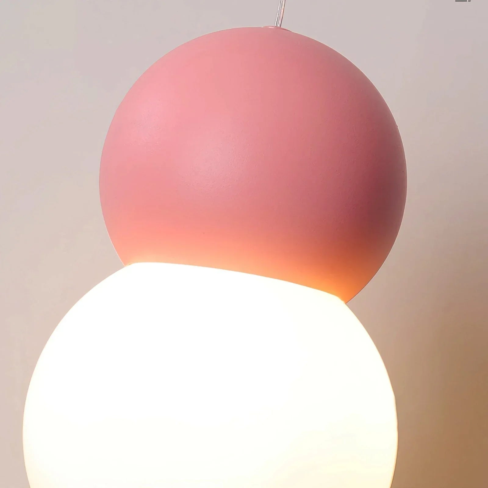 Kugelförmige Hängelampe im Creme-Stil, kleine Nachttischlampe | Desfino