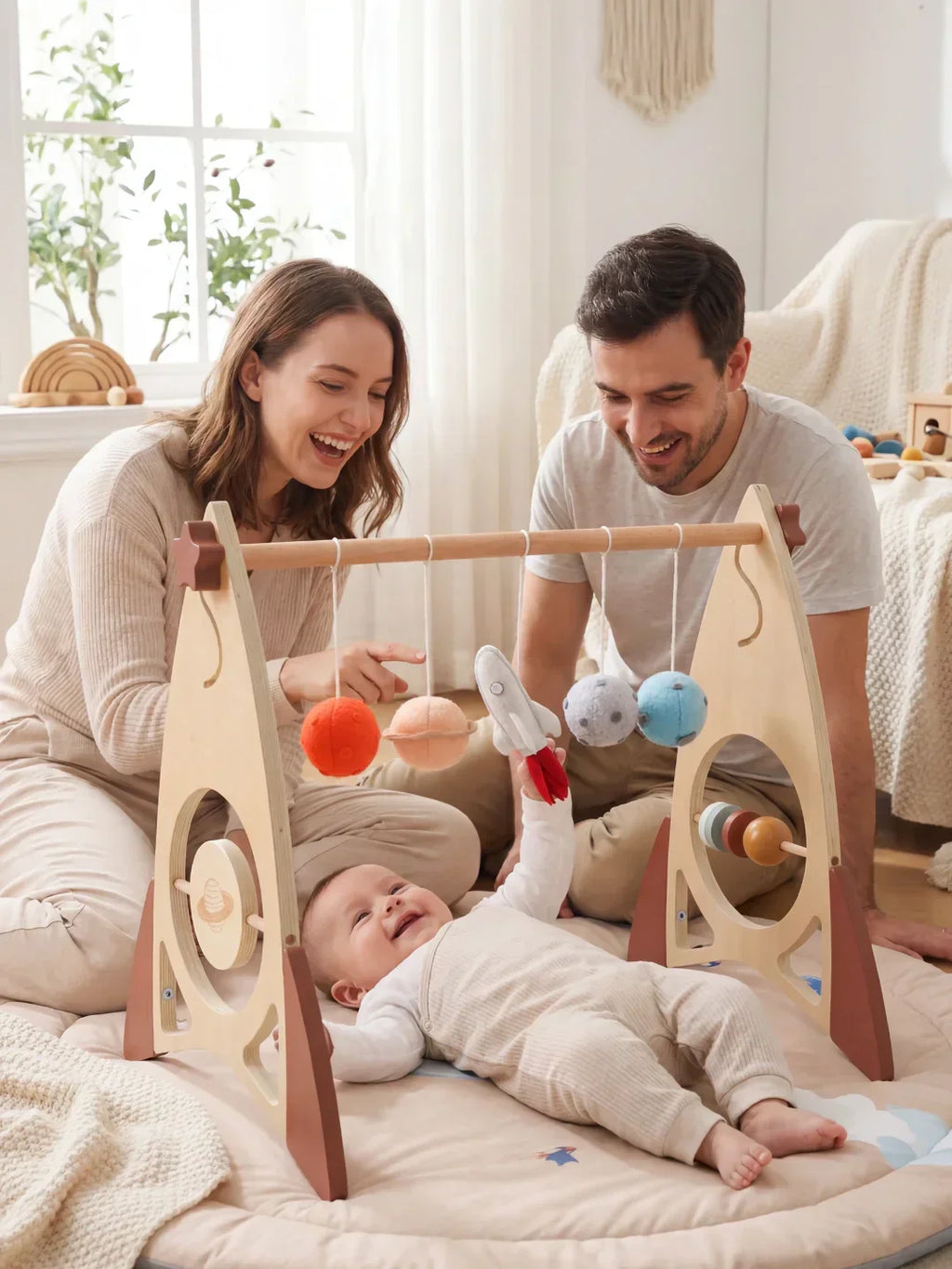 חדר כושר מעץ למשחק חושי לתינוק — קשת בנושא טילים וכוכבים - דספינו