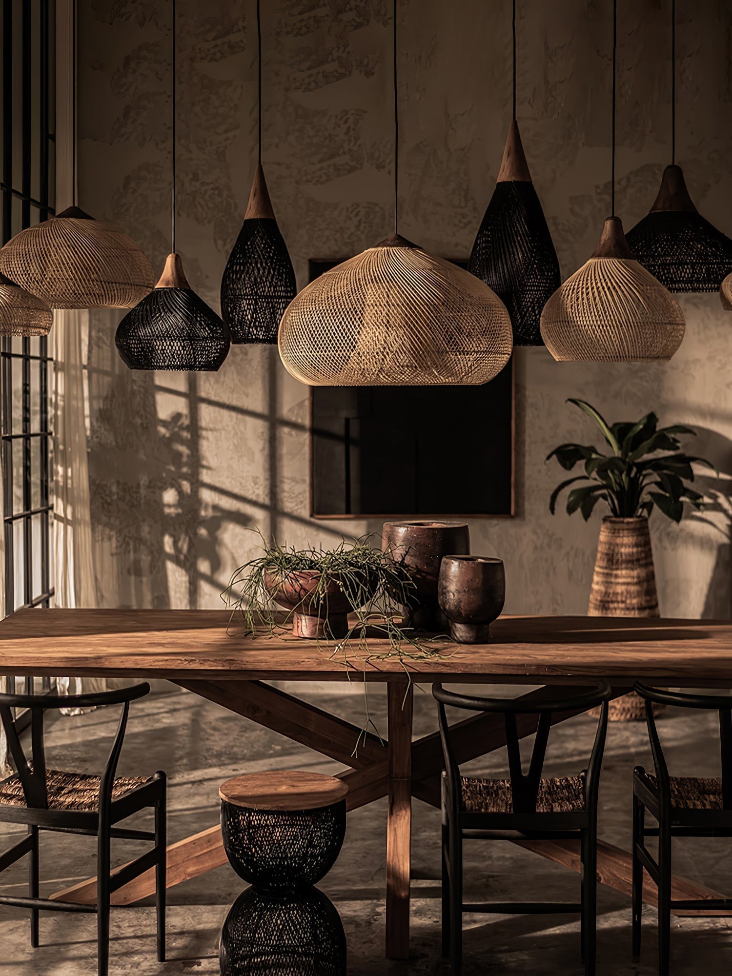 Pendelleuchte aus geflochtenem Rattan – kunstvoll handgewebtes Muster