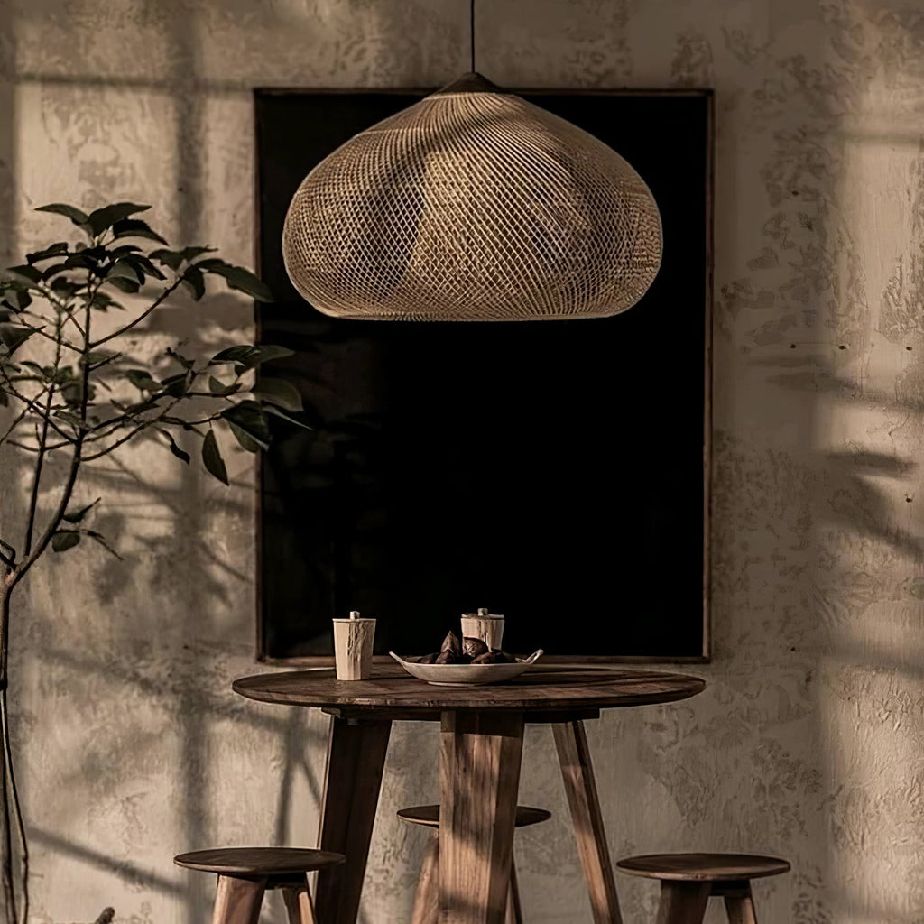 Pendelleuchte aus geflochtenem Rattan – kunstvoll handgewebtes Muster