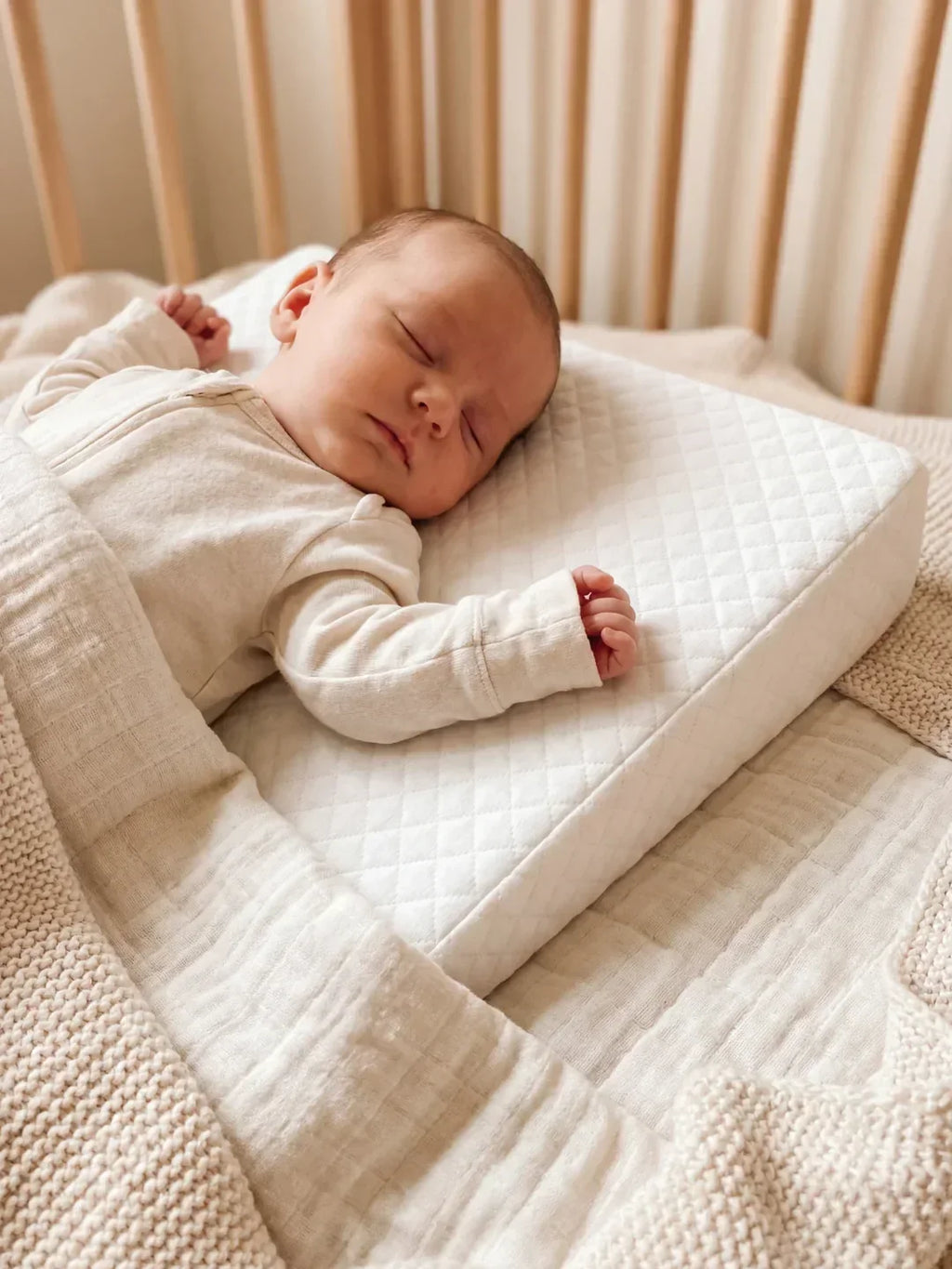 Babykeilkissen – Memory-Foam-Kern, integrierter waschbarer Bezug