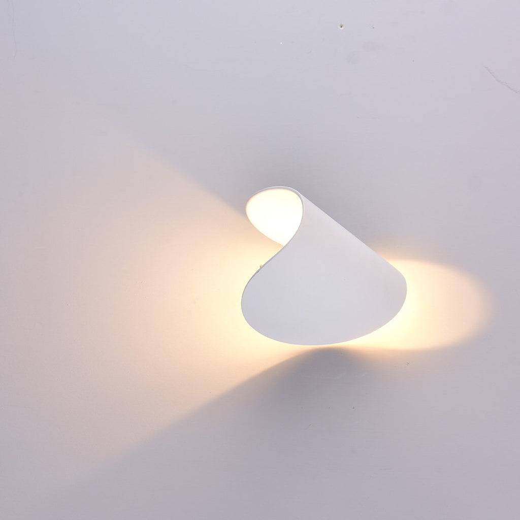 Applique murale moderne LumaTwist — LED chaude à lumière diffuse, profil mince - Desfino