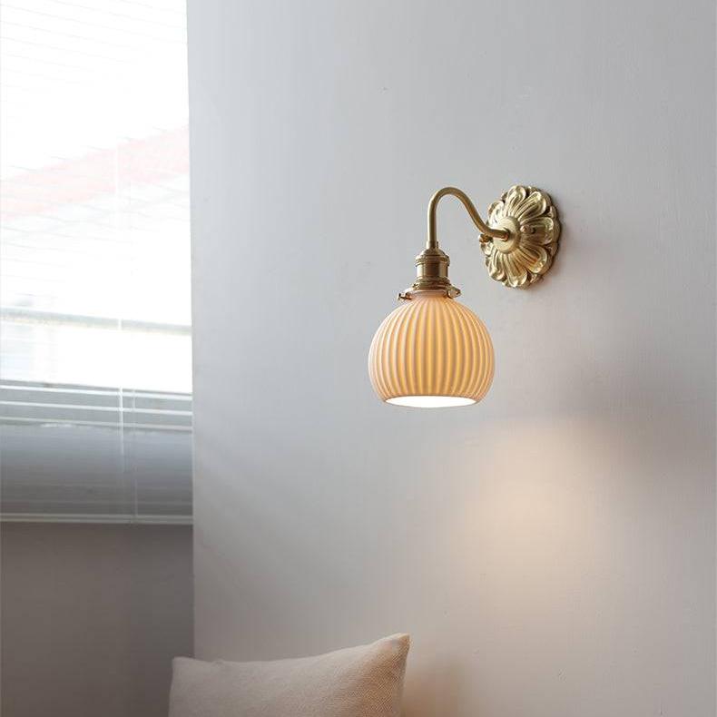 Lampă de perete Lestrova CeramiLuxe din alamă și ceramică, cu abajur alb - Desfino