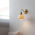 Lampă de perete Lestrova CeramiLuxe din alamă și ceramică, cu abajur alb - Desfino