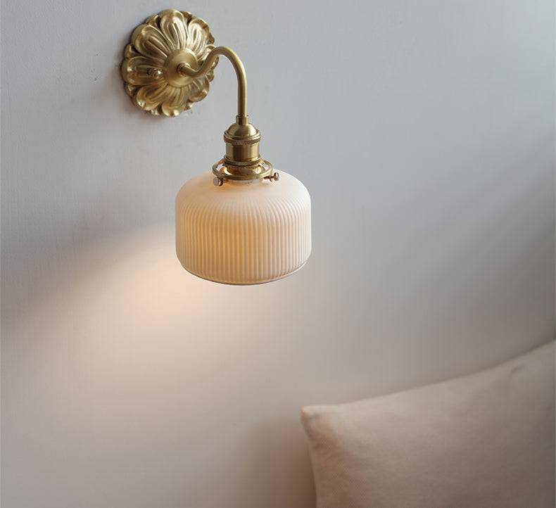 Lampă de perete Lestrova CeramiLuxe din alamă și ceramică, cu abajur alb - Desfino