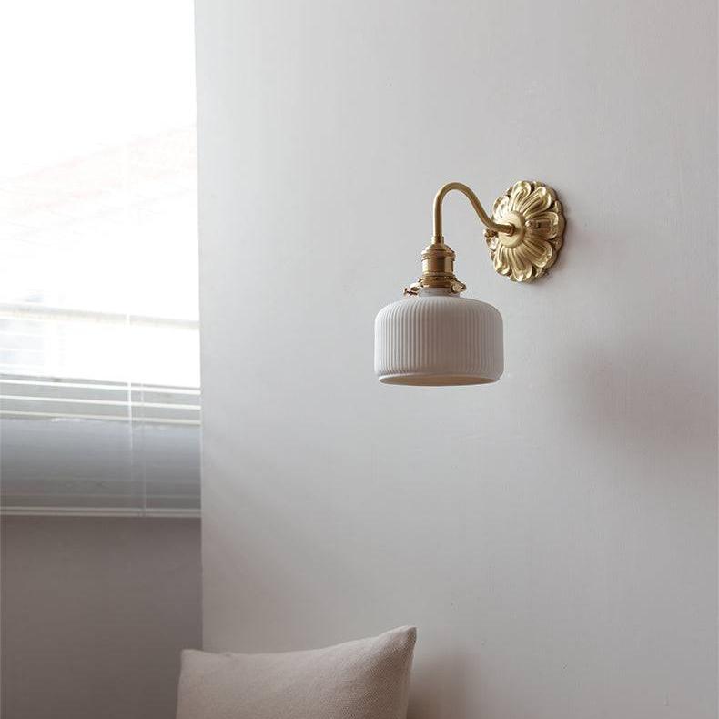 Lampă de perete Lestrova CeramiLuxe din alamă și ceramică, cu abajur alb - Desfino