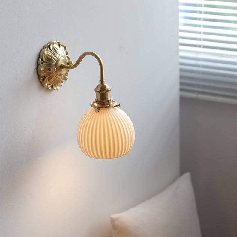 Lampă de perete Lestrova CeramiLuxe din alamă și ceramică, cu abajur alb - Desfino